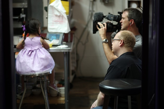 Il regista Joseph Levy e l'operatore Erin Harvey mentre filmano la famiglia Martinez