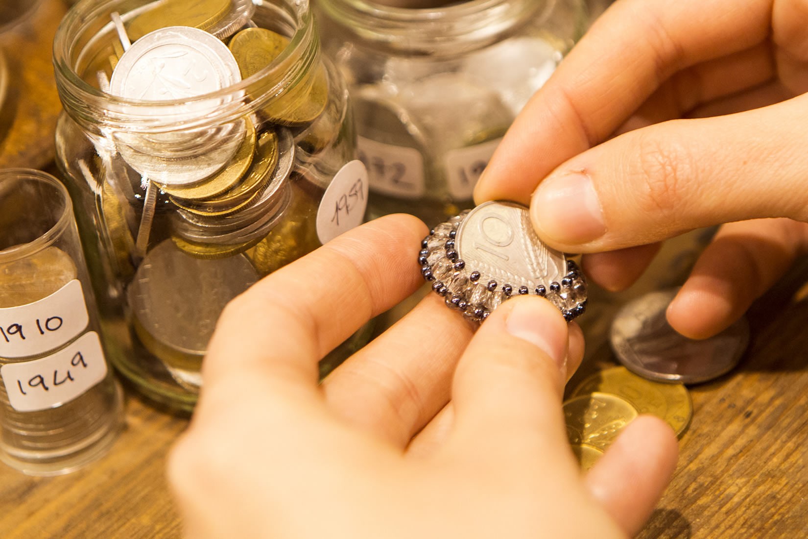 I gioielli “Non vale una Lira”, realizzati con monete ormai fuori corso; si può cercare il proprio anno preferito e usarli come portafortuna