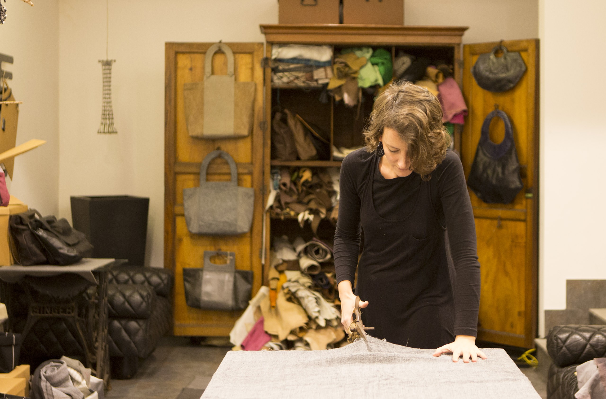 La designer Irene Ferrara al lavoro nel suo atelier