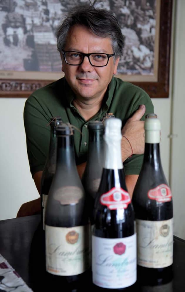 Michele Rossetto, enologo della Cantina di Carpi e Sorbara, con alcune vecchie bottiglie e una bottiglia di Friedmann