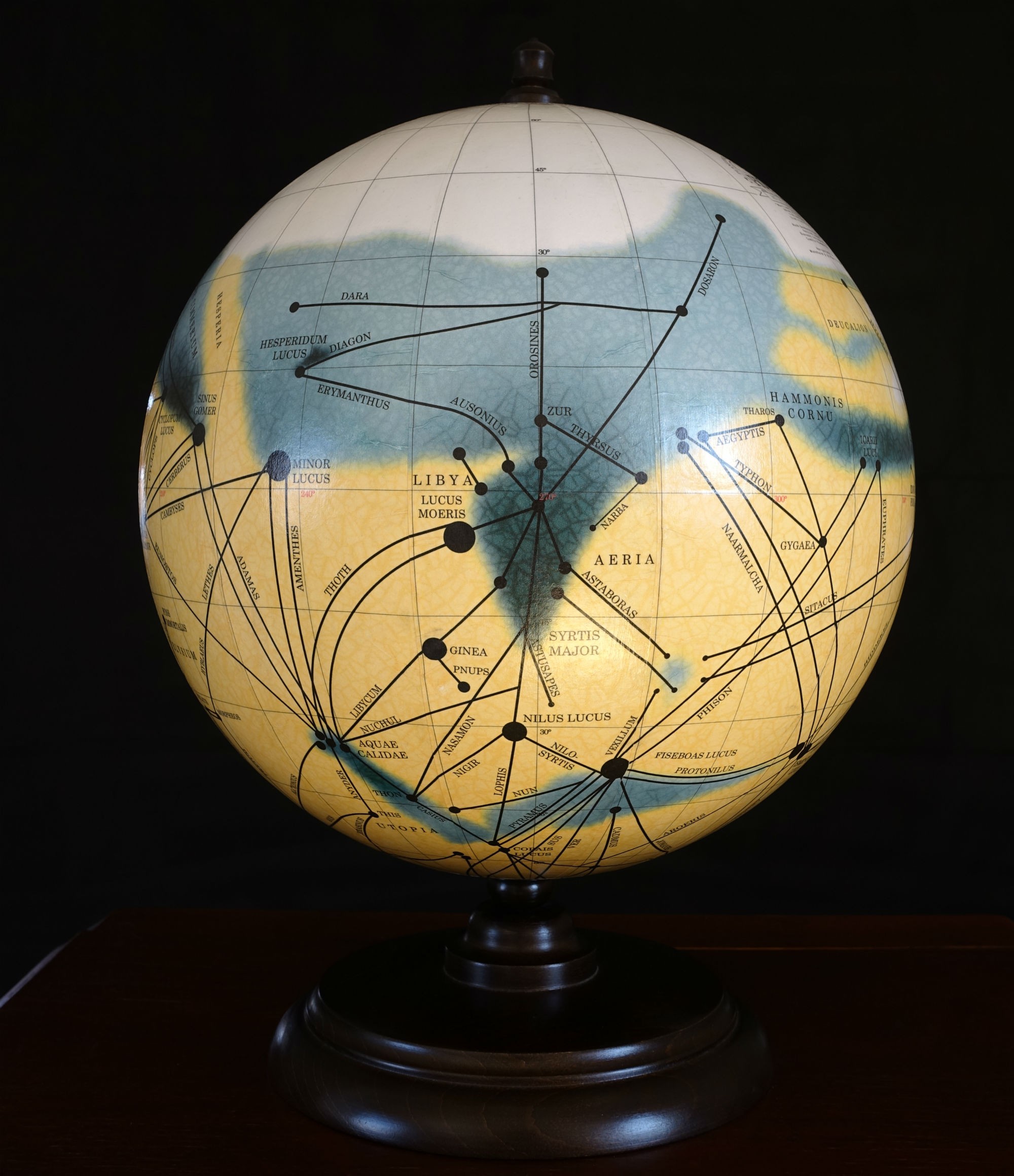 Il primo mappamondo di Mars Globes, con la storica mappa di Marte realizzata nel 1905 da Percival Lowell