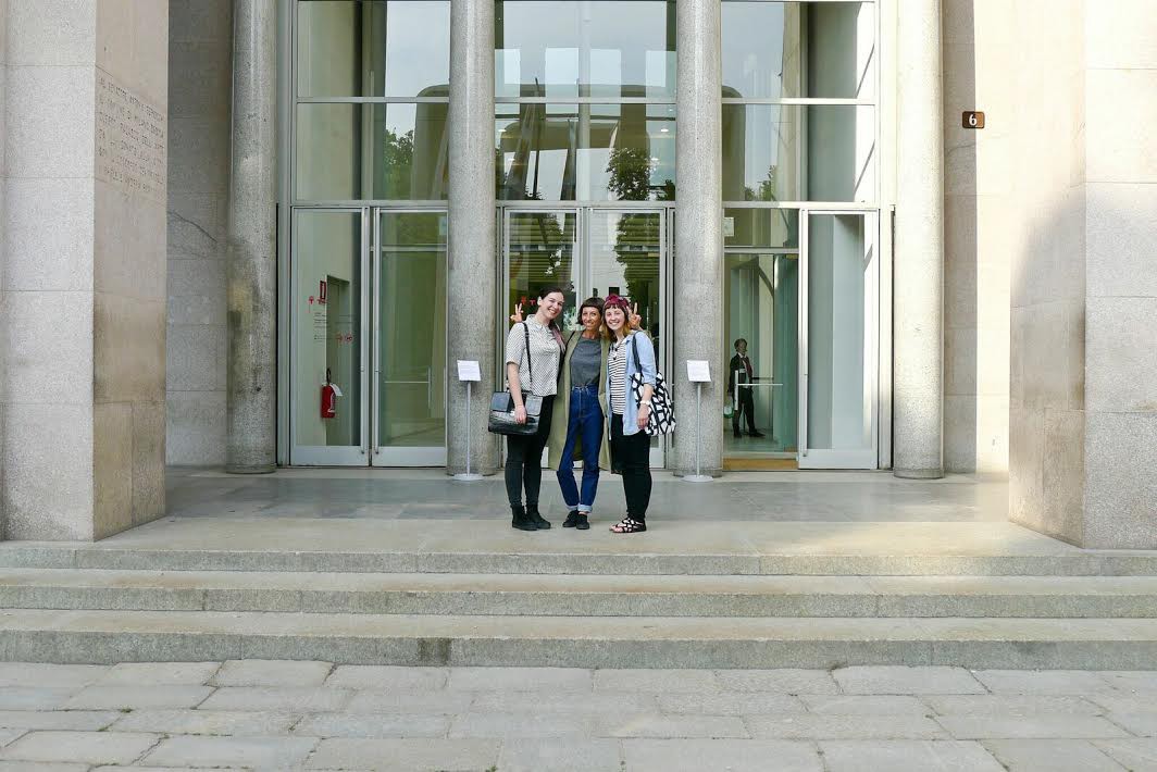 Cristina Amodeo, Gaia Stella e Ilaria Faccioli davanti alla Triennale di Milano