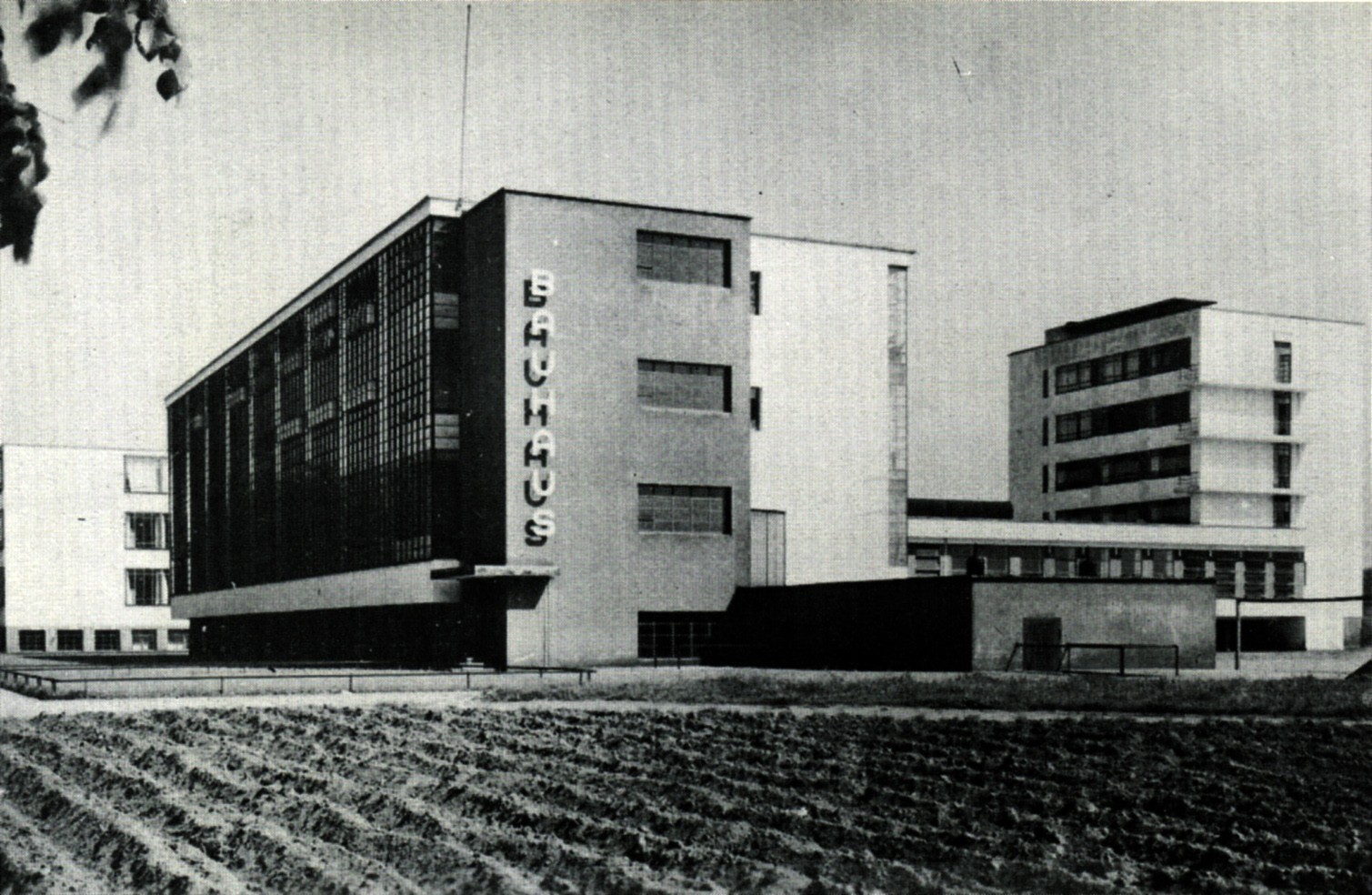 una foto d'epoca del Bauhaus di Weimar